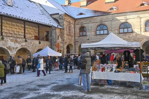 Adventní jarmark. Zámecké nádvoří v Ratajích ožilo vánoční atmosférou
