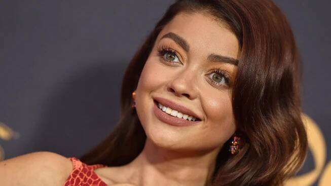 Sarah Hyland Makes the Case for ‘Jade Nails’ as Mani of the Summer