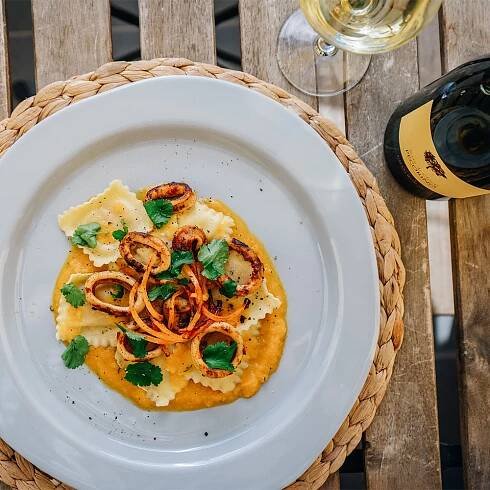 Ravioli plněné ricottou a dýní s dýňovým pyré, sépiovými kroužky a koriandrem od FoodMILLblog - M&S food web 