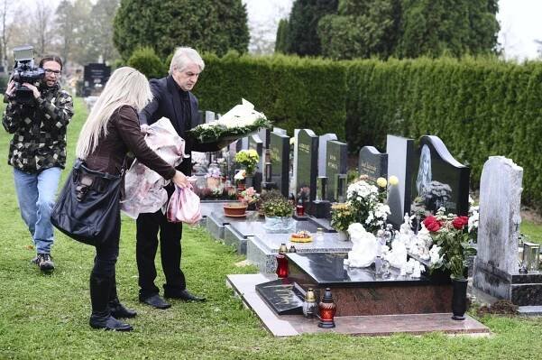 Půl roku od smrti Bartošové: Rychtář na kolejích, policie a tyjátr u hrobu
