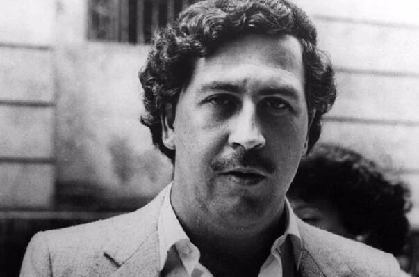 Vířivka, fotbalové hřiště, okrasný vodopád a teleskop jako pomůcka při telefonování s blízkými: Drogový král Pablo Escobar se měl ve vězení jako prase v žitě