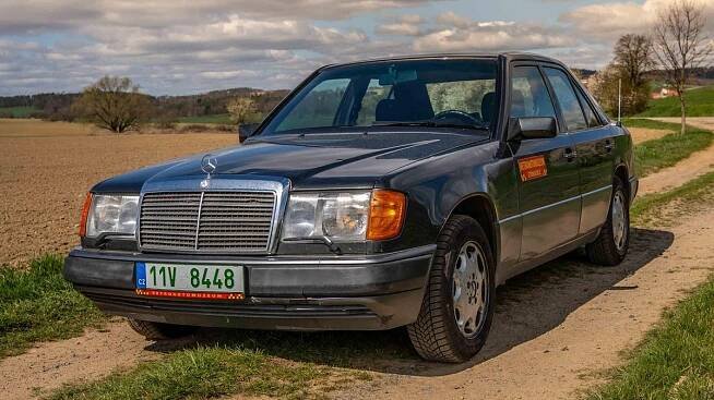 Je nezapomenutelná W124 nejkvalitnější mercedes-benz všech dob? Nebo dokonce nejlepší auto všech dob? Moderní konkurenci zesměšní určitě - Garáž.cz