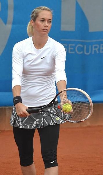 Soubor:Nürnberger Versicherungscup 2014 - 1.Runde Einzel - Klára Koukalová 05 cropped.jpg – Wikipedie