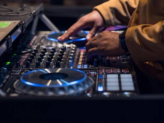 Základová fotografie na téma audio inženýrství, detail, dj, dj gear, dj mixážní pult, dj vybavení, edm, ekvalizér, elektronické
