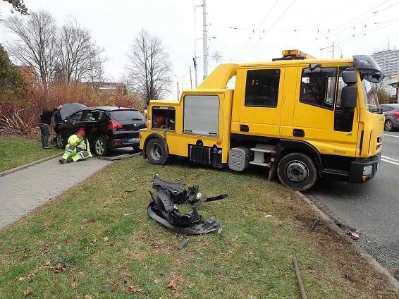 Nehoda tří osobních automobilů na Jižních Svazích u restaurace Vyhlídka