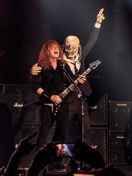 Soubor:Dave Mustaine and Vic Rattlehead.jpg – Wikipedie