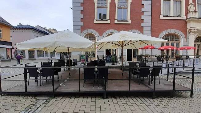 Restaurace Opera v přízemí šumperského divadla.