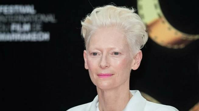 Zlé čarodějnice z Letopisů Narnie by se leckdo bál i v civilu. Tilda Swintonová působila v obřím bílém kabátě jako bubák
