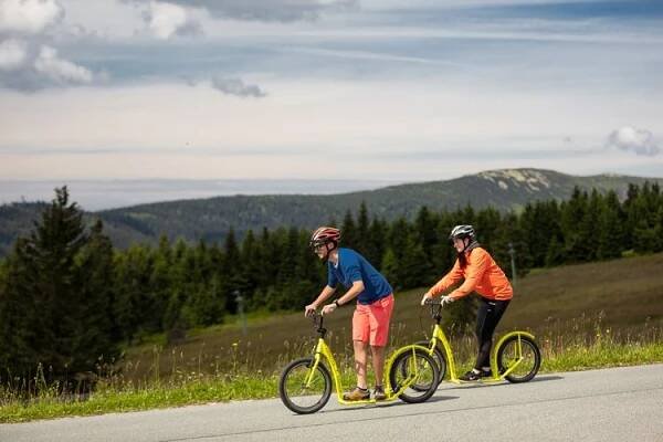 Sjezd na silniční koloběžce od Špindlerovy boudy Špindlerův Mlýn YELLOW POINT • Firmy.cz