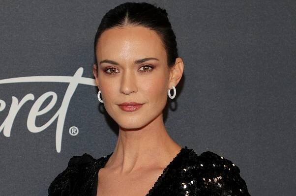 "Hollywood Actress Odette Annable looking glamorous against a vibrant background" Wallpaper