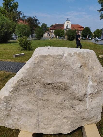 Instalace kamenů na pracoviště sympozia – Sympozium Zámeček