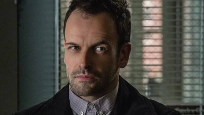 Jonny Lee Miller slavil! Uhodnete kolik seriálovému Sherlockovi je?
