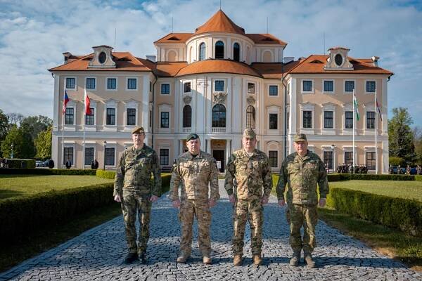 Generálporučík Karel Řehka, generál Wiesław Kukula, generál Gábor László Böröndi a generál Daniel Zmeko