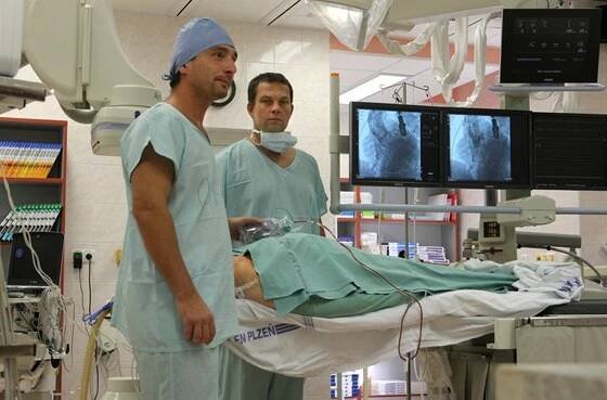 Kardiologická operace zúžené chlopně novou metodou ve Fakultní nemocnici v Plzni. Na snímku zleva operatéři kardiolog Viktor Zlocha a intervenční kardiolog Jan Pešek.