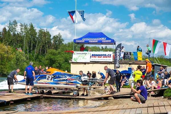 Na rybníku Olšovec se o víkendu jely závody světového šampionátu HydroGP.