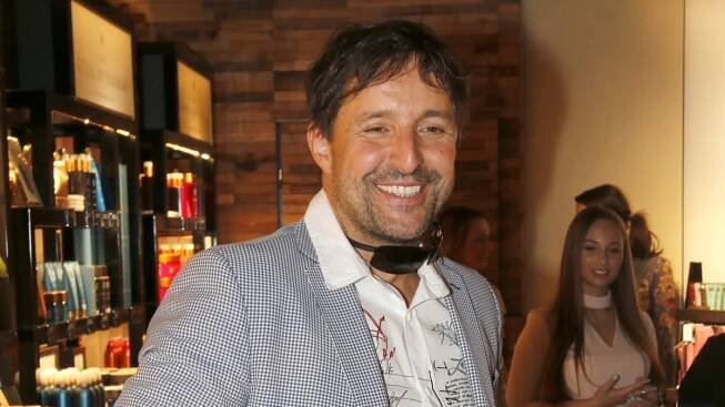 Krasavec z Rodinných pout pohádkově zbohatl. Přesto však nezahálí a dále maká. Neuhodnete, co ale teď dělá