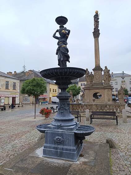 Soubor:Litinová kašna, náměstí Svobody, Mohelnice, okres Šumperk.jpg – Wikipedie