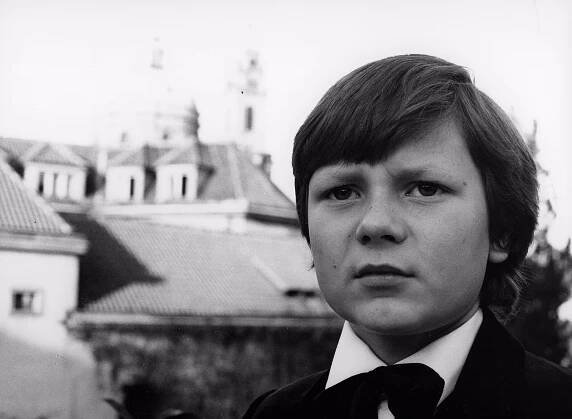 Zapomenutý německý seriál s Tomášem Holým nadabovala do češtiny umělá inteligence