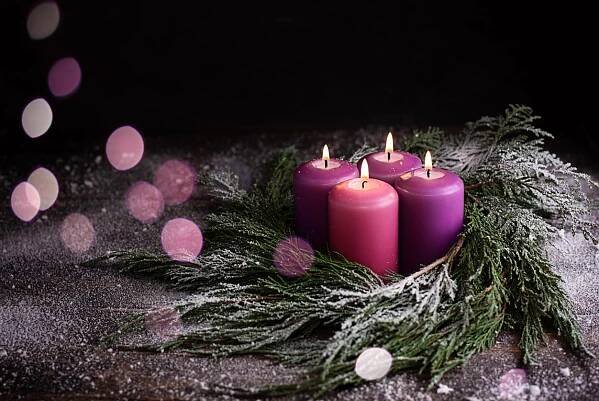 štědrý den, věnec se čtyřmi hořícími fialovými adventními svíčkami. - advent - stock snímky, obrázky a fotky