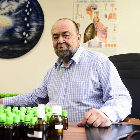 Doktor Jonáš, studovaný léčitel. Neví sice, jak jeho přístroje fungují, ale peníze se mu sypou