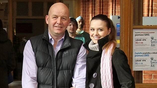 Zuzana Vejvodová a Pavel Nečas při odchodu z porodnice