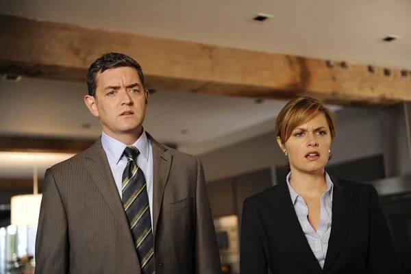Agentura Jasno - Gentlemani nevymřeli... ale někdo ano - Z filmu - Timothy Omundson, Maggie Lawson