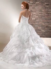 Jednoduché nebo extravagantní svatební šaty?