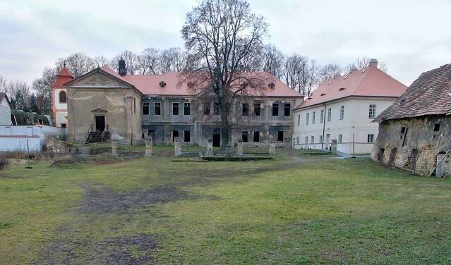 Soubor:Koleč zámek budovy nádvoří 4.jpg