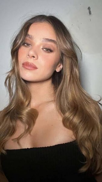 Hailee Steinfeld – Forehead, Face, Nose, Cheek, Joint, Sk…