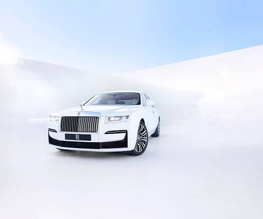 Vrcholný luxus v menším balení. Rolls-Royce ukázal nový Ghost, dvanáctiválec nechybí