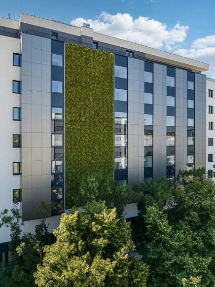Zelená fasáda na bytovém domě Green Atrium | Zelená fasáda a Živá stěna 
