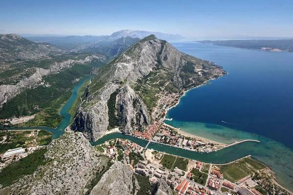 Leteck pohled na msto Omi, horu Omika Dinara a eku Cetinu