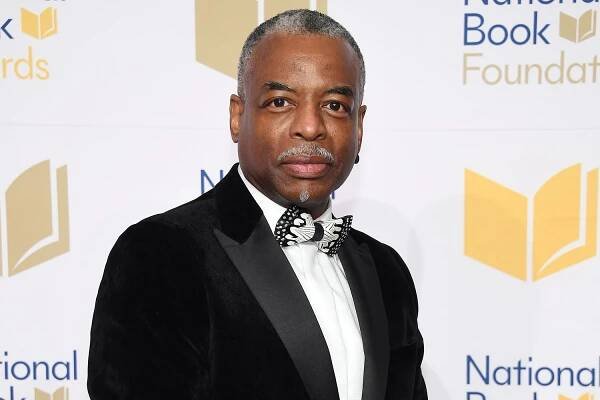 'Reading Rainbow' 's LeVar Burton Reads for Kids and Adults on Twitter Livestream amid Pandemic