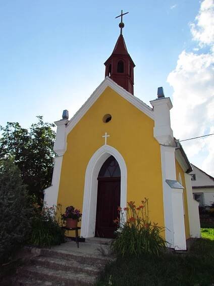 Soubor:Chapel in Šemíkovice, Třebíč District.JPG – Wikipedie