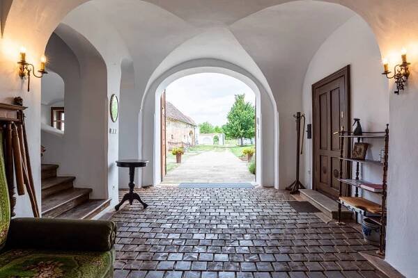 Prohlédnout dvůr & apartmány