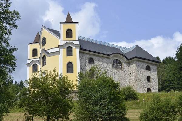 Oprava prosklené střechy kostela v Neratově za 19 milionů je v polovině