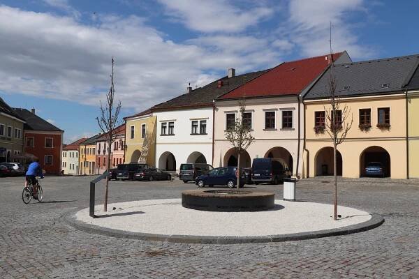 Lípy uschly, podsvícení nefunguje. Přerov reklamuje zánovní repliku studny na náměstí
