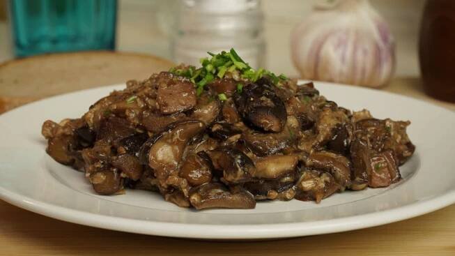 Houbová smaženice s vejci, jednoduchý recept na českou klasiku