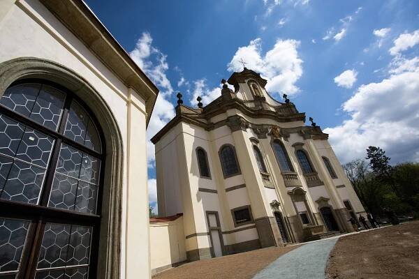 Pocta Santinimu: rychnovský kostel Nejsvětější Trojice je na poštovní známce