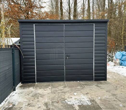 Plechová garáž 3x5 + přístřešek 0,5x3, dvoukřídlá vrata - okno - okapy - antracit, střecha spád dozadu TS526