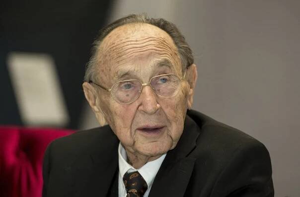 Zemřel muž, který s Dienstbierem stříhal železnou oponu. Zradilo ho srdce