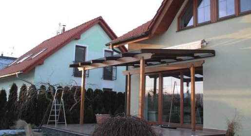 Zastřešení a zastínění dřevěné pergoly na terase rodinného domu | MO-BY s.r.o. - rozšiřujeme svět vašich domovů 