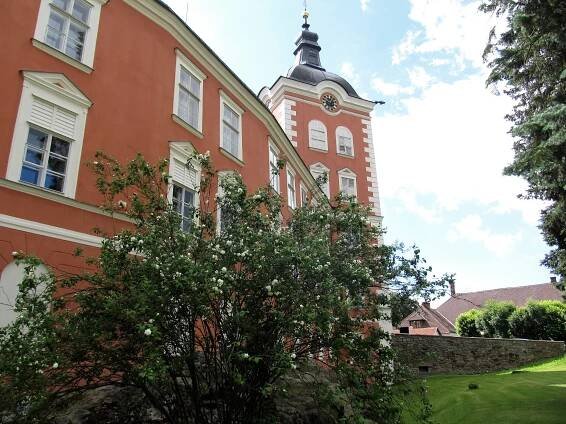 Soubor:Zámek Kamenice nad Lipou (1).jpg