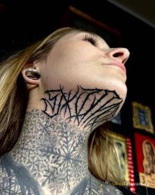 Tetování písmena na krku