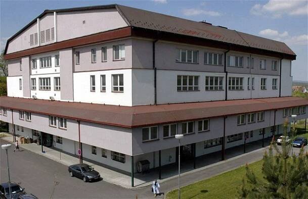 Nemocnice v Plané bude, ale kraj musí jinde škrtat