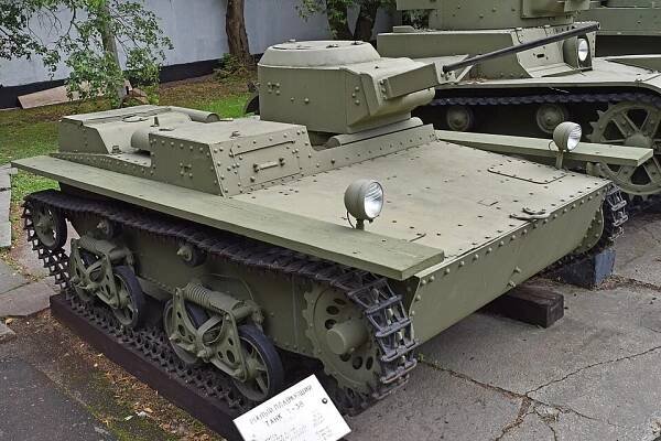 Soubor:T-38 - Central Armed Forces Museum, Moscow (37954391395).jpg – Wikipedie