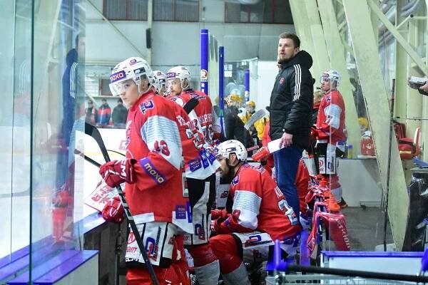 Hráči pardubického rezervního týmu, který hraje druhou nejvyšší hokejovou soutěž, hrál se Vsetínem čtvrtfinále play-off. V něm hladce podlehl 3:0 na zápasy.