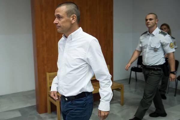 Peter Tóth prišiel na súd zadným vchodom, doviezli ho policajti. Začína sa jeho výpoveď. Prokurátor...