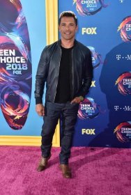 Here's What Everyone Wore At The 2018 Teen Choice Awards