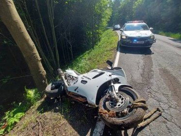 Smrt na rychlých kolech, motorkář vylétl do lesa a nepřežil náraz do stromů